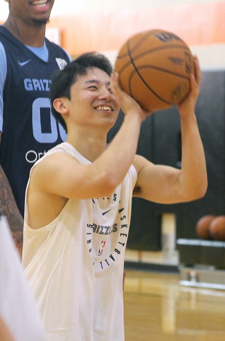 笑顔でシュート練習を行う河村勇輝　©︎JIJI PRESS