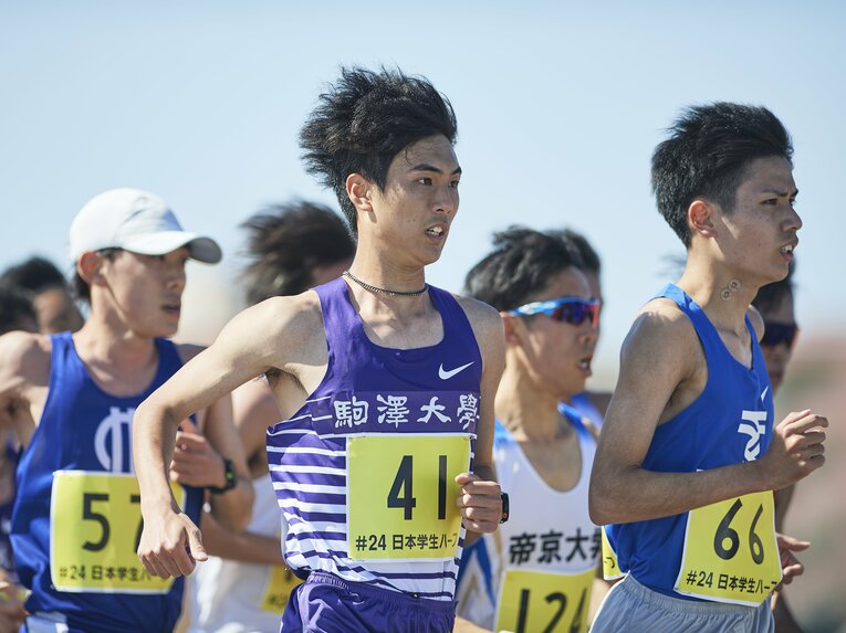 今年の箱根駅伝3区で区間賞に輝いた同学年の石原翔太郎（東海大／右）にも日本学生ハーフマラソンでは粘り勝ちした