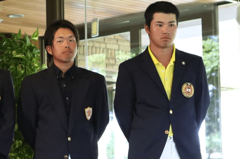 2012年、日本学生ゴルフ選手権で史上10人目の大会連覇を達成した松山英樹（当時大学3年）。現在コーチとして松山を支える黒宮幹仁さん（左）も2位入賞を果たしていた　©提供：日本ゴルフ協会