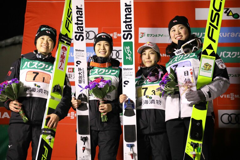 日本の女子ジャンプを牽引してきた高梨、伊藤と　©JIJI PRESS