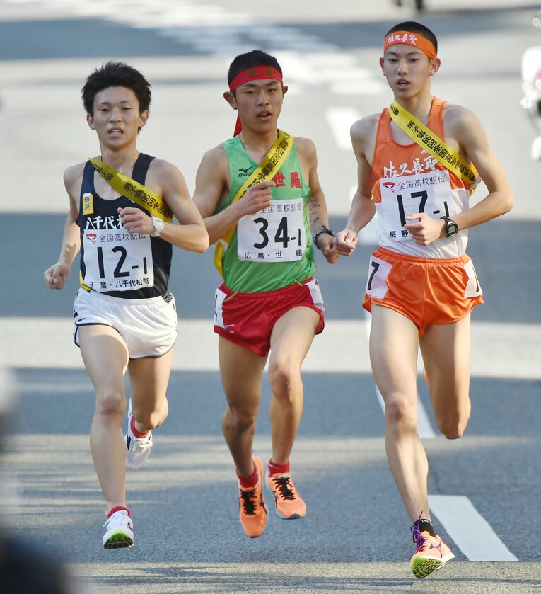 2015年の全国高校駅伝で。右が佐久長聖（長野）の関颯人　©JIJI PRESS