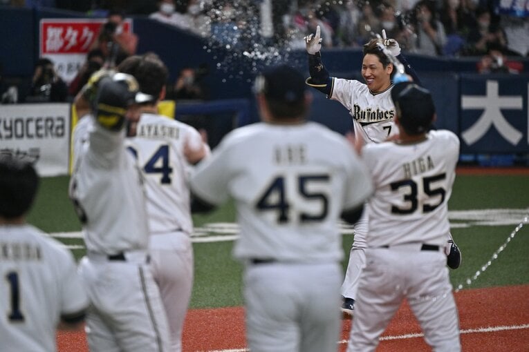 歓喜の手荒い祝福を受ける吉田　©︎Hideki Sugiyama