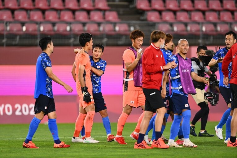 勝利を喜ぶ東京五輪代表のメンバーたち　©JMPA