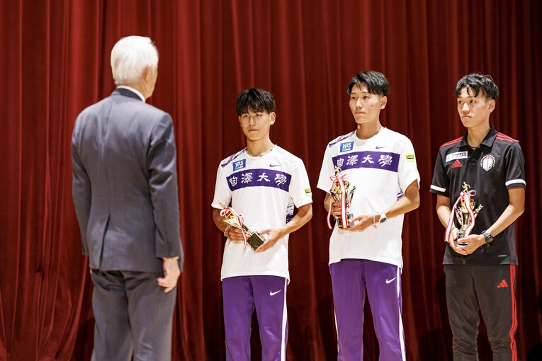 全日本駅伝、表彰式の駒澤大の面々　©Kiichi Matsumoto