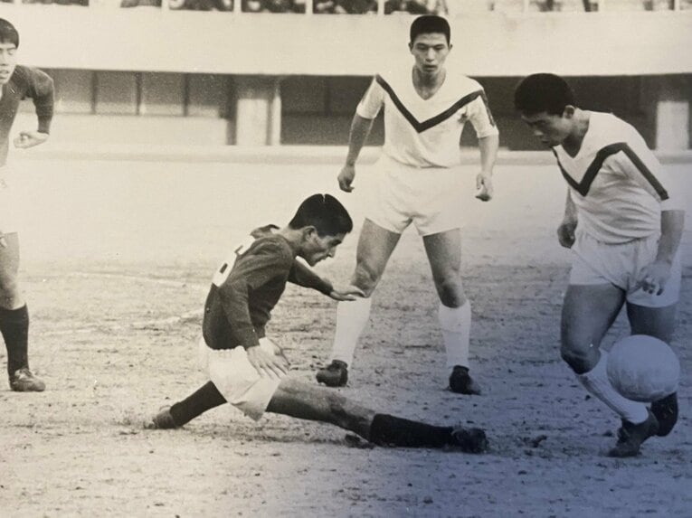 1年の浪人を経て明治大学に入学した杉山隆一（写真右）。太もも回りは68センチもあった（本人提供）
