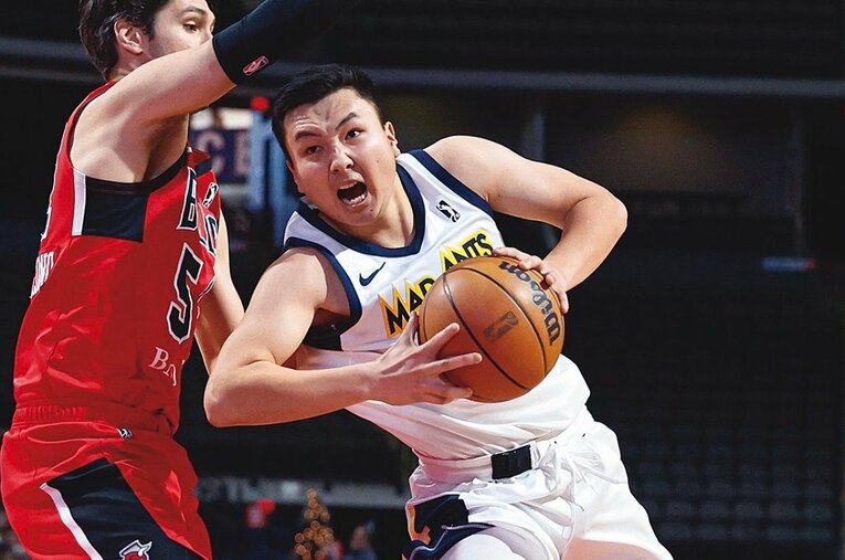 Gリーグのマッドアンツでプレーする富永啓生が同世代の河村勇輝、そして自身の課題について語った ／ photograph by Getty Images