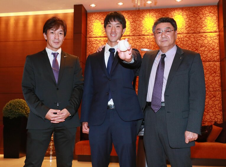 2017年ドラフトで1位指名した田嶋大樹（中）と写真におさまる牧田スカウト（左、肩書は当時）©Sankei Shimbun