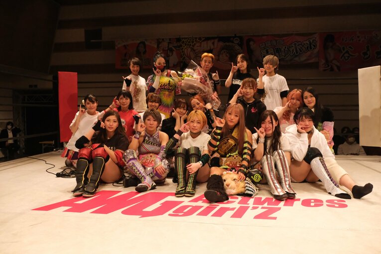 アクトレスガールズ旧体制最終興行の集合写真。前列右から3人目がSAKI