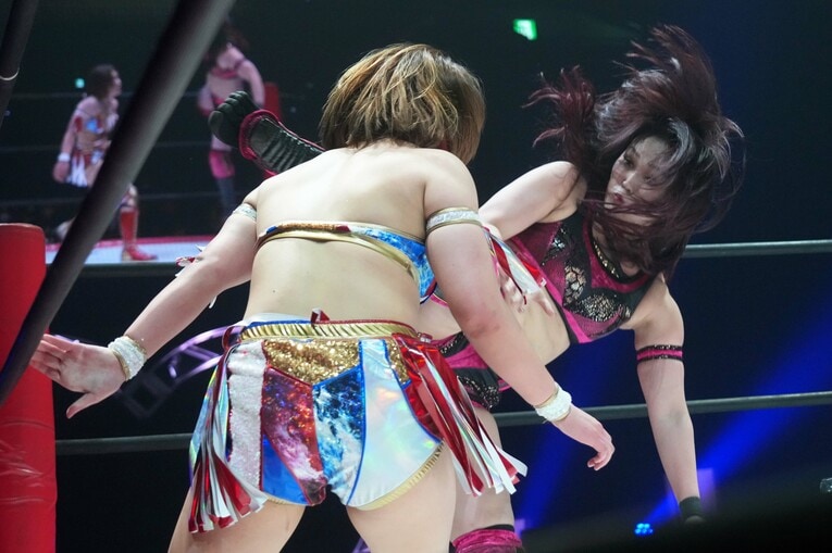 Sareeeを蹴る山下実優　©Essei Hara