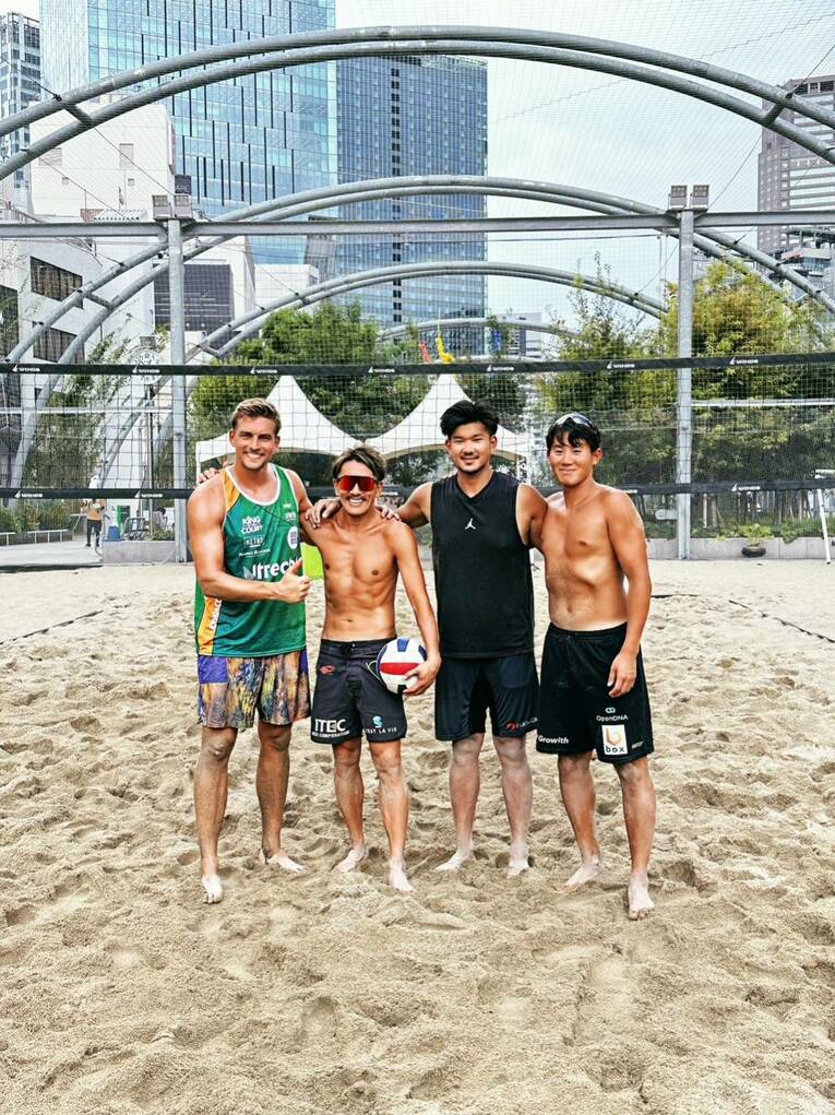 東京・渋谷のど真ん中「宮下パーク」で練習に励む西村（左から２人目）と仲間たち（西村晃一提供）