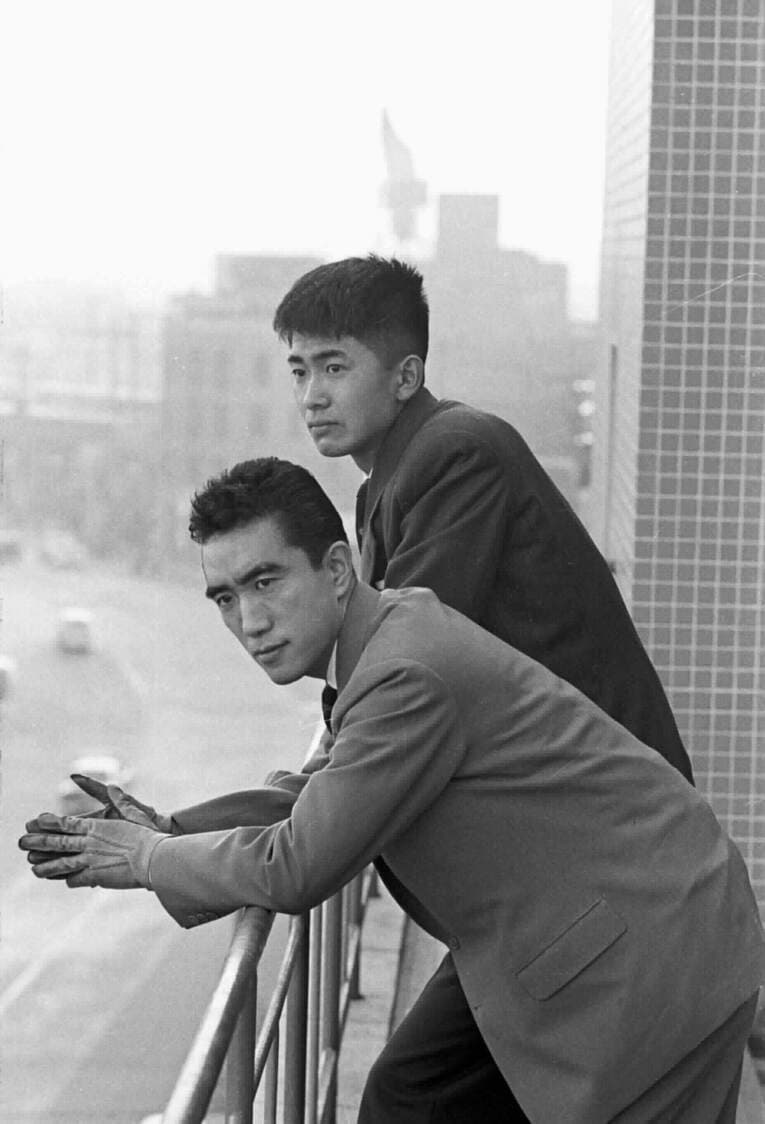 三島由紀夫と石原慎太郎　©BUNGEISHUNJU