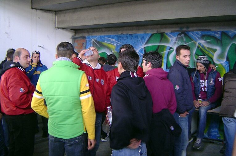 潜入写真！無法ウルトラスの実態。スタジアム内を包む炎に発煙筒……。(23) ／ photograph by Takashi Yuge