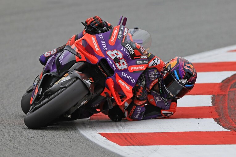 2024年のMotoGPチャンピオン、ホルヘ・マルティンの走り。膝、肘、肩まで路面に接地している　©SatoshiEndo