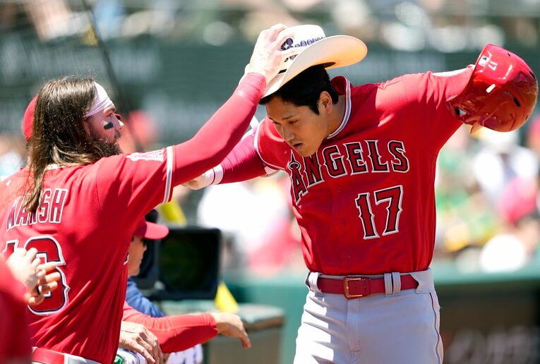 マーシュにデカ帽子で祝福される　©Getty Images