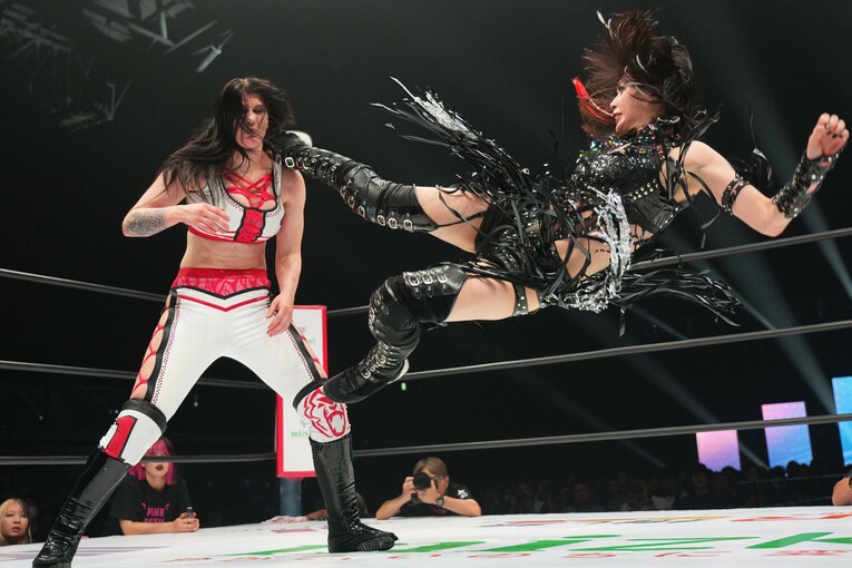 ビー・プレストリーの首筋にキックを放つ上谷沙弥　©Essei Hara