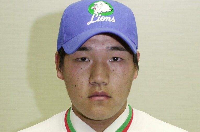 いずれ球界を代表するスラッガーに成長する中村剛也（西武／写真は2001年入団発表時） ／ photograph by JIJI PRESS