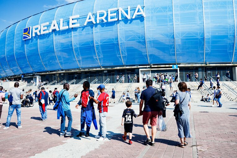 久保建英22歳誕生日に「タケはアイドル」日本語ボードの子供、メッシっぽい新ユニ姿やソシエダ主将との別れ…カメラマンが見た“幸せな最終節”(4)