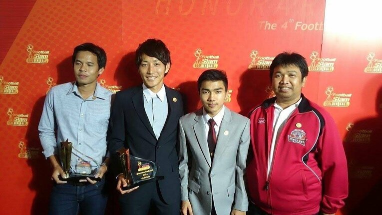 タイリーグの表彰式でチャナティップ（札幌）と写真に収まる加藤（本人提供）