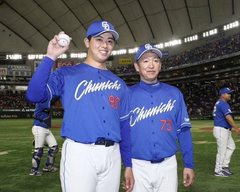 プロ初勝利を挙げ、立浪監督（右）とウイニングボールを手にポーズをとる松山　©Kyodo News