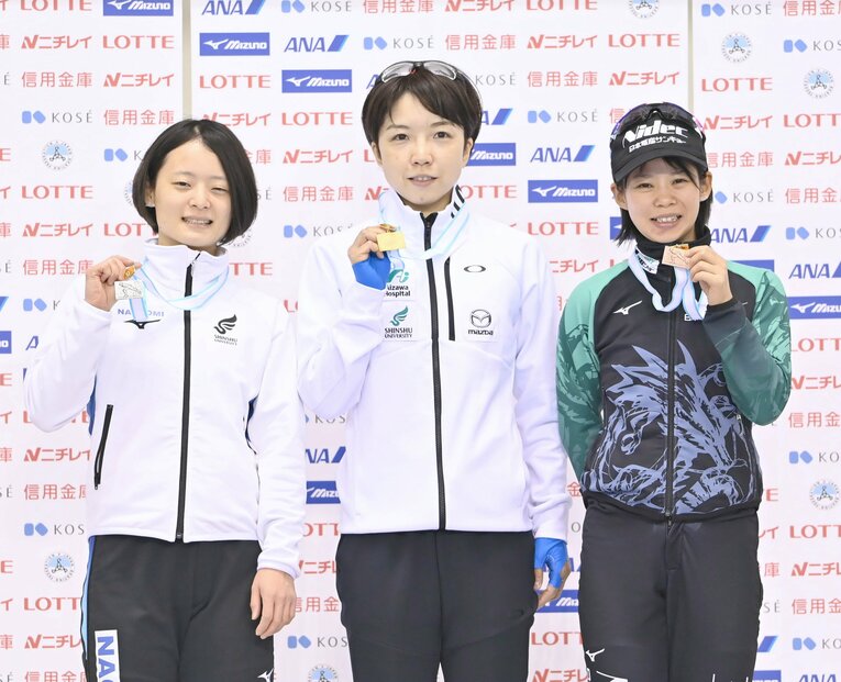 2020年、全日本選抜1000mで小平（中）、髙木菜那（右）と表彰台に上がる山田　©JIJI PRESS
