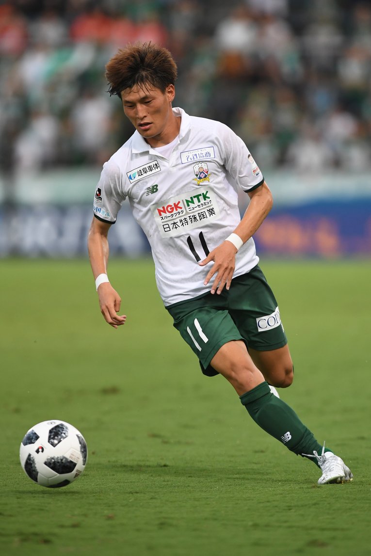 FC岐阜時代の古橋（2018年）。「どんな時でも『俺が責任取るから』といってくれた言葉が今でも忘れられなくて。一緒にやっている時に結果をもう少し結果を残せたらという後悔は今もあります」と当時の指揮官である大木への感謝を述べた　©︎Getty Images