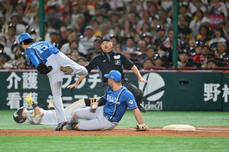 ［第4戦］ホークス中村晃が一ゴロで不運な悶絶の一部始終　©Hideki Sugiyama