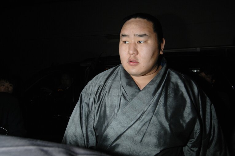 “草サッカー騒動”での帰国時　©BUNGEISHUNJU