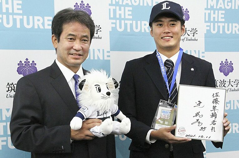 潮崎ディレクター（左）が「1位じゃないと獲得できない」と感じていた筑波大・佐藤隼輔をドラフト2巡目で指名。“最高のドラフト”と評価する声は多かった ／ photograph by KYODO