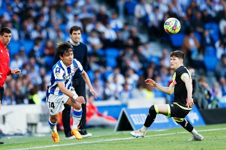 「クボはノルマル（普通）よ」辛口おばあちゃんにバルで遭遇も…カメラマンが撮った久保建英21歳の“軽快ドリブル＋母・祖母のような愛”(29)