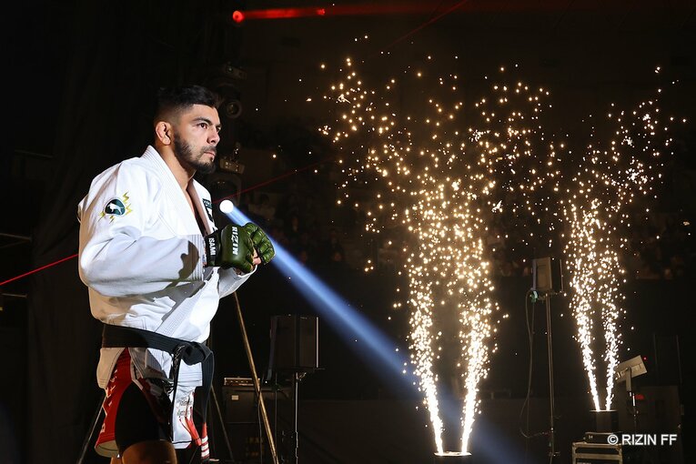柔術着で入場するホベルト・サトシ・ソウザ　©RIZIN FF