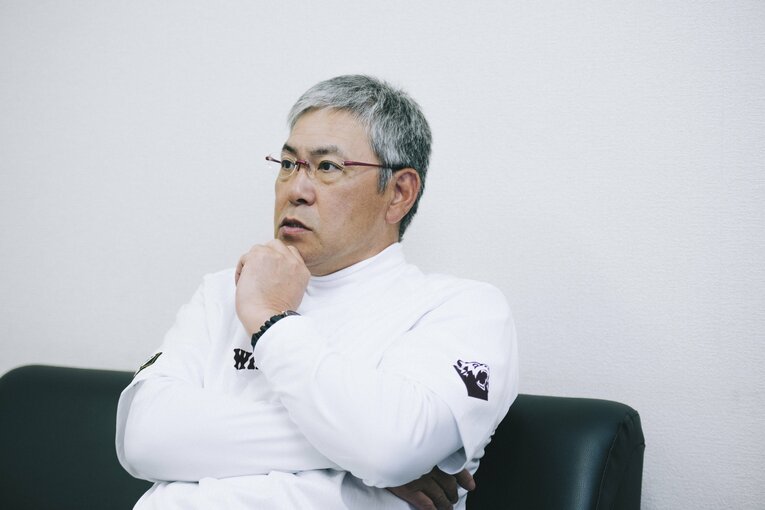 インタビューに応じる小宮山監督　©Asami Enomoto