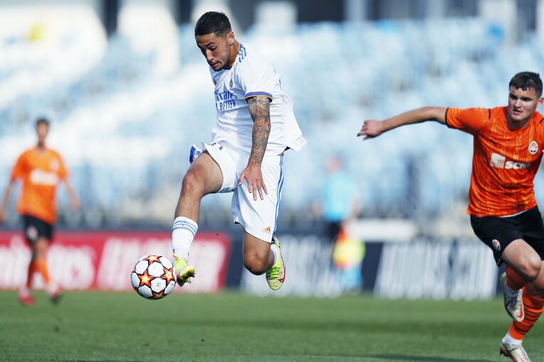 レアルの18歳日本人・中井卓大が「写真撮ってよー！」 無邪気さと表裏一体な《CLを含めた超シビアな競争》の舞台ウラ(10)