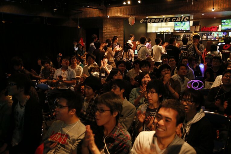 「e-sports スクエア・アキハバラ」に詰め掛けたファンたち。スーパープレーには大きな歓声があがる。(c)SANKO.INC