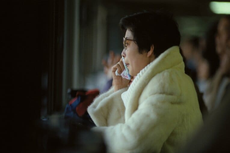 「江夏豊たった一人の引退式」。見守る妻・敏江さんの涙　©BUNGEISHUNJU