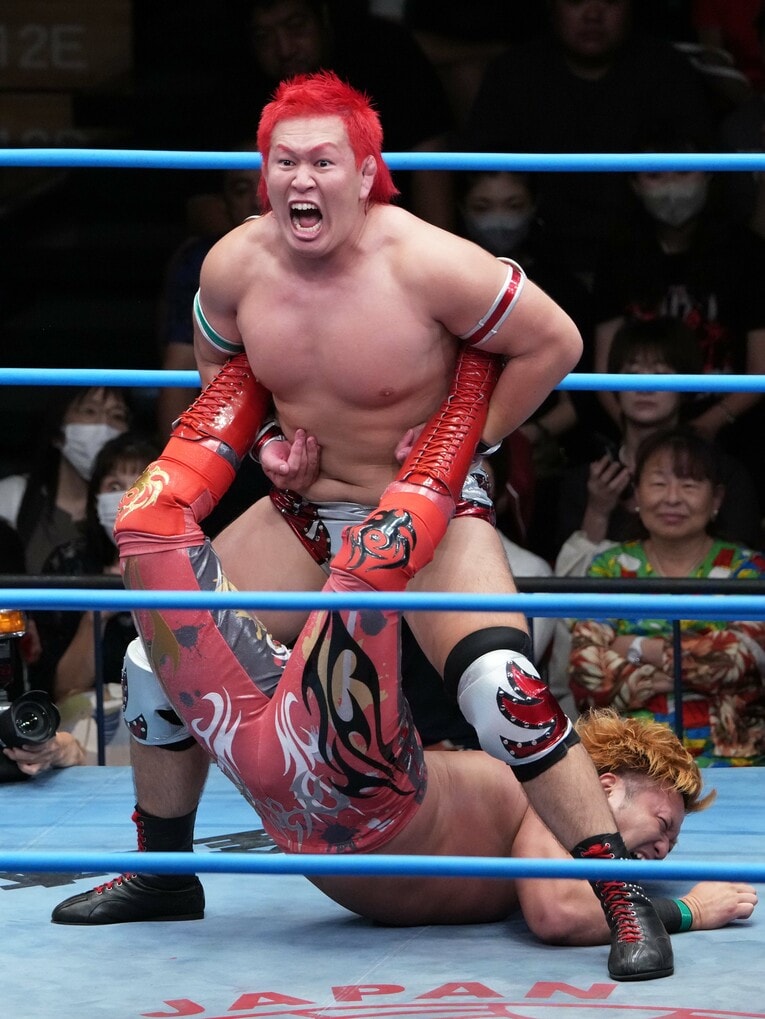 宮原健斗をボストンクラブで攻める本田竜輝　©Essei Hara