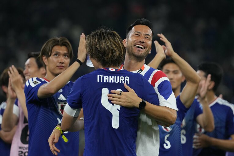 チュニジア戦後、キャプテン板倉滉を笑顔で労う吉田麻也　©Masashi Hara