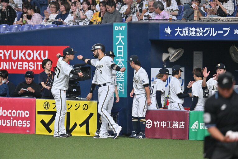 ひき肉ポーズを見せ合うゴンザレスと石川　©︎Hideki Sugiyama