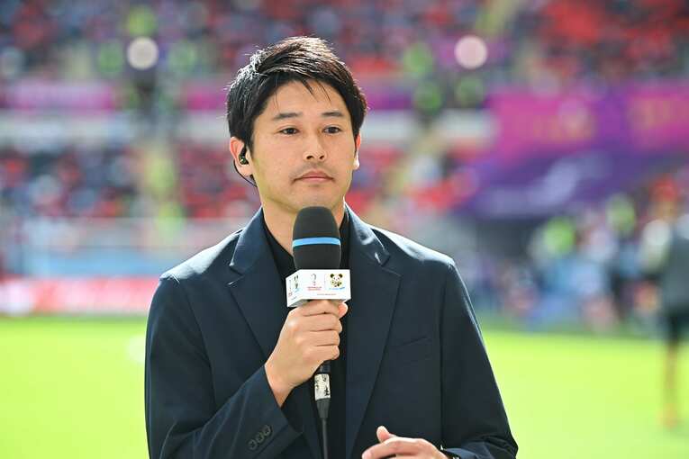 現地リポートをする内田篤人　©Takuya Kaneko/JMPA