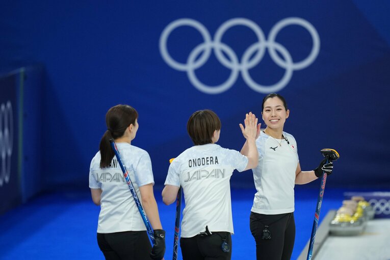 小野寺佳歩とタッチする近江谷杏菜　©Tsutomu Kishimoto/JMPA