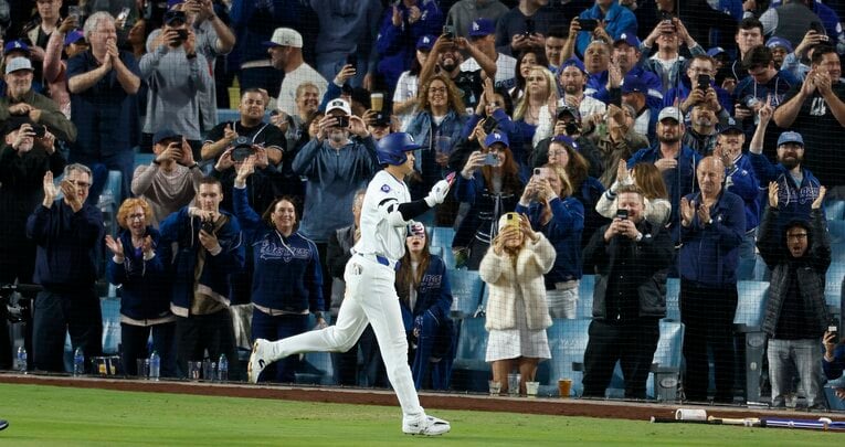 4月3日、ドジャースでの初ホームラン。地元ファンも総立ちで迎えた　©Getty Images