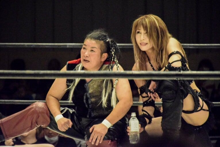 23年、LLPWの若手時代に苦楽をともにした遠藤美月（左）の引退マッチでサプライズ復帰　Ⓒ本人提供