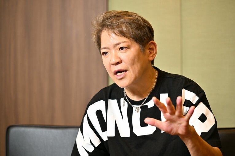 インタビューに答えるライオネス飛鳥さん　©Hideki Sugiyama