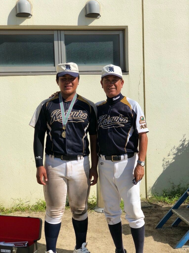 松川と川端監督　画像提供：川端末吉監督 ※クリックいただくと、小園健太（DeNA）と貝塚ヤング訪問写真、中学時代の秘蔵カットを多数ご覧になれます