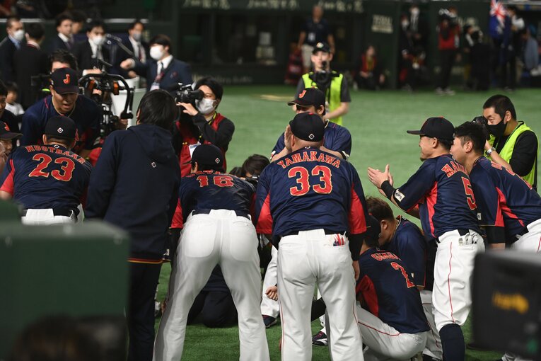 名調子で知られる牧を中心とした円陣スタートに拍手が巻き起こる　©Naoya Sanuki