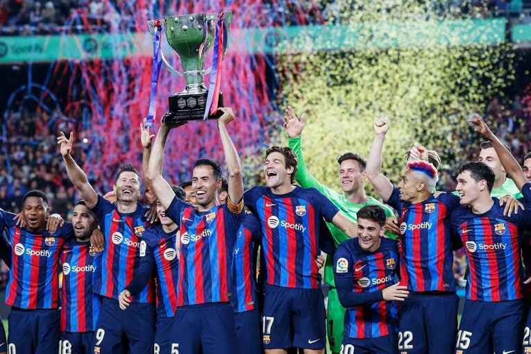 今季9点目！ 久保建英が凄まじい「バルサ撃破ドリブル、ブスケッツ退団・優勝セレモニーが同時に」カメラマンが見た“美しいカンプノウの夜”(49)