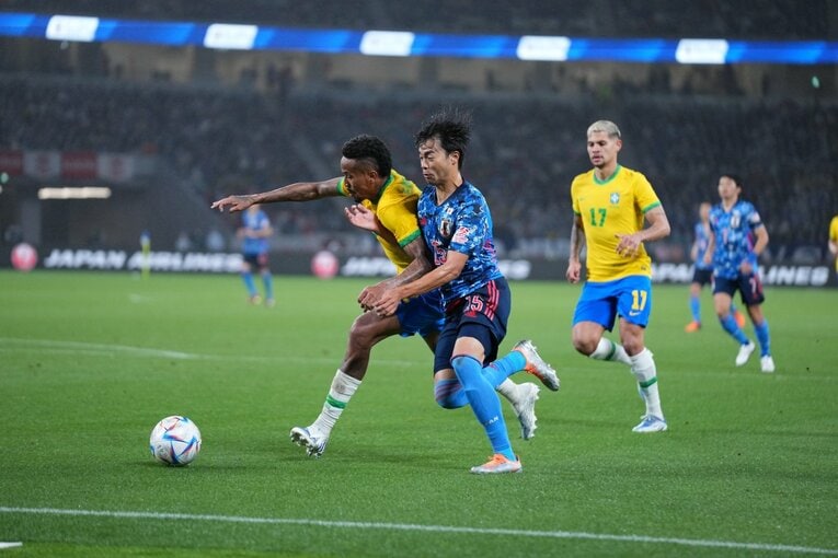 三笘とミリタンのマッチアップ　©JMPA