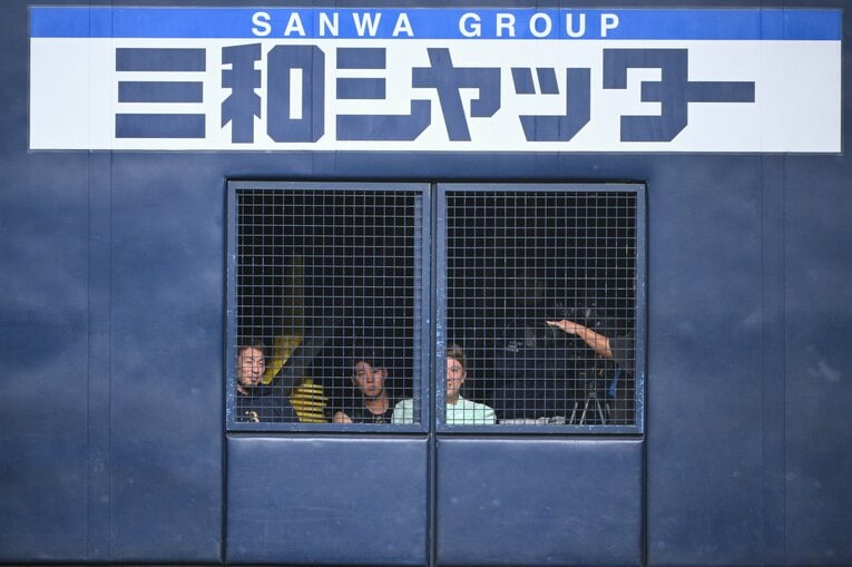 日本シリーズ第2戦。通路のフェンス越しに試合の様子を伺うメンバー外の安達（左）、杉本（右）ら　©︎Nanae Suzuki