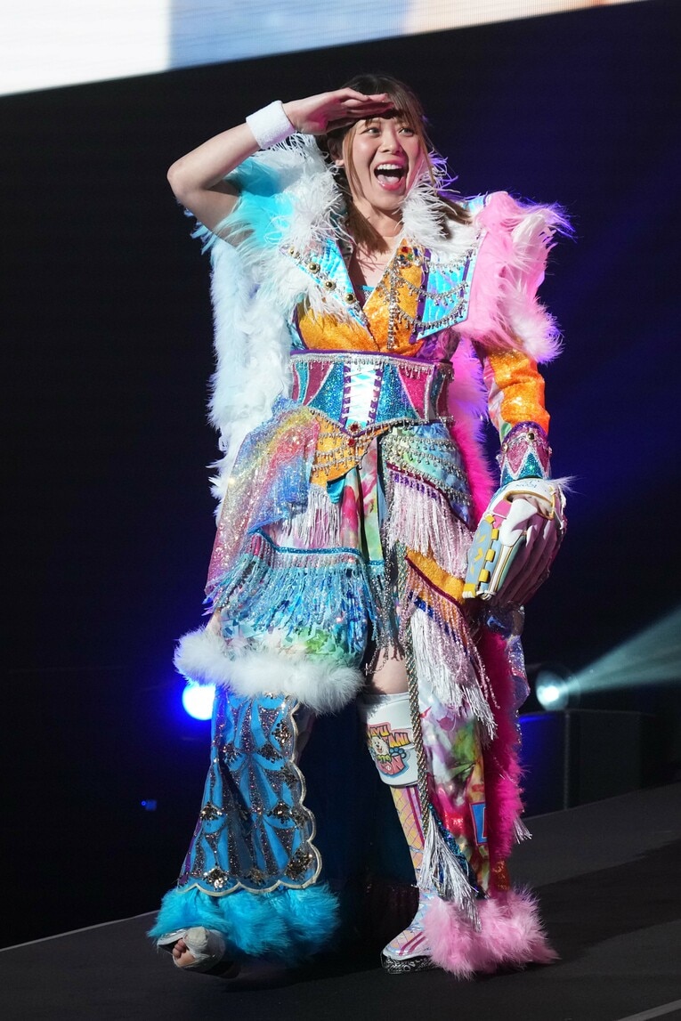 右足のリングシューズを履かずに入場する岩谷麻優　©Essei Hara