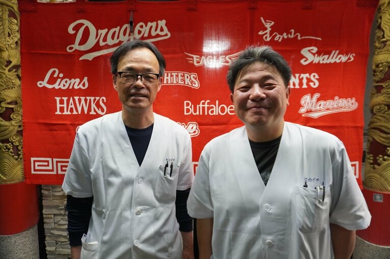 ピカイチの2代目店主・兵頭忠保さん（右）と料理長・畠山衆拙さん　©NumberWeb