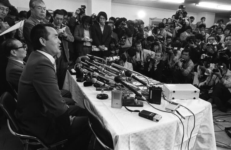 巨人監督を辞任した長嶋茂雄を囲むメディア（1980年）©︎JIJI PRESS